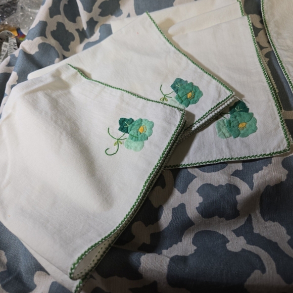 Vintage setting for 4 appliqued napkins and placemats - Picture 3 of 4